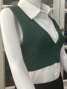 Zara Forest Green Ribbed V-Neck Cropped Tank,  in size M